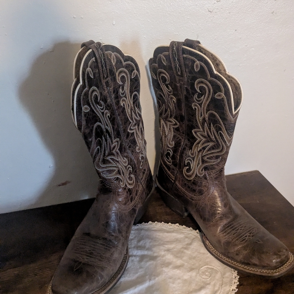 Brown Ariat Western Cowboy Boots with Embroidered Design